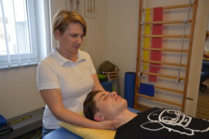 Halswirbelsäulen-Behandlung in der Praxis für Physiotherapie von Kerstin Wohlfahrt in Köstenberg bei Velden am Wörthersee