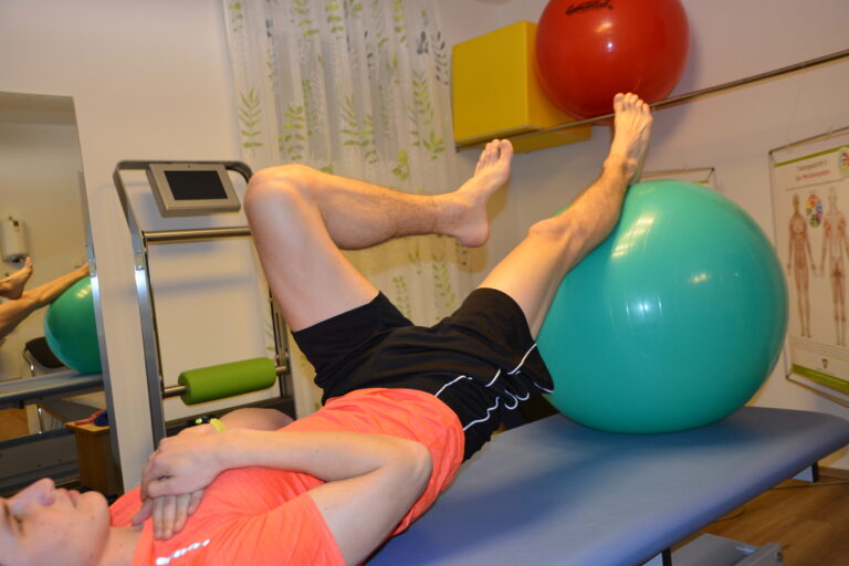 Training mit dem Pezziball in der Praxis für Physiotherapie von Kerstin Wohlfahrt in Köstenberg bei Velden am Wörthersee
